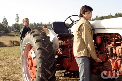 TheCW Staffel1-7Pics_145.jpg - SMALLVILLE"Perry" (Episode 305)Image #SM305-3159Pictured (left to right): John Schneider as Jonathan Kent, Tom Welling as Clark KentPhoto Credit: © The WB/David Gray